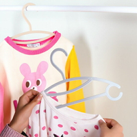 ♚MY COLOR♚ 兒童服飾專用衣架(單入) 素色 塑料 嬰兒服 晾衣架  掛勾 防滑【N290】
