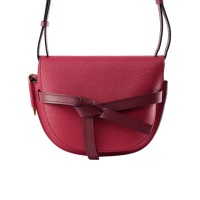 【LOEWE 羅威】Gate SMALL BAG 撞色滑面牛皮翻蓋斜背馬鞍包(質感莓果紅)