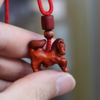 桃木雕刻十二生肖馬項鏈精雕午馬本命年屬相手鏈掛件紅手繩保平安1入