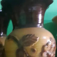 guci terbuat dari tanah liat