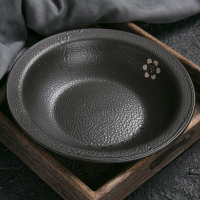 日式黑色盤子粗陶飯店火鍋菜盤圓盤家用創意燒烤碟子陶瓷米飯盤