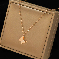 Kalung Titanium Perhiasan Wanita Anti Karat Anti Luntur Liontin Kupu Kupu Emas Mawar Elegan Rantai