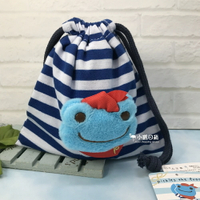 日本 Pickles the frog 青蛙 玩偶造型 藍色 條紋 束口袋｜小鶴日貨