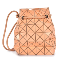 【ISSEY MIYAKE 三宅一生】BAOBAO WRING 6x4 亮面斜背抽繩水桶包(杏桃色)