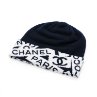 【CHANEL 香奈兒】多文字Logo標語羊絨毛帽(深藍/白)