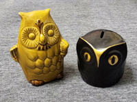貓頭鷹造型瓷擺飾兩種，都是比較獨特，罕見同類的造型。筆筒（或