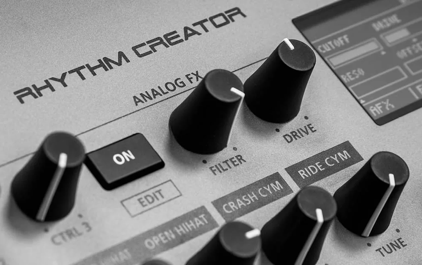Roland TR-1000 が40年の空白を経て真のアナログ回路をドラムマシンに 