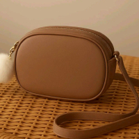 tas slempang luvina dengan asesoris pompom random/ tas slempang yang muat hp Selempang Wanita Kulit