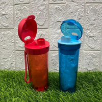 Botol Minum Plastik dengan Tutup Merah dan Biru - Praktis untuk Minum