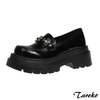 【Taroko】新穎搭配金屬扣漆亮皮粗跟樂福鞋(黑色)