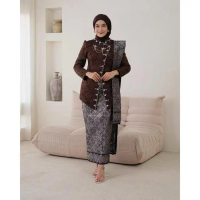 Setelan Kebaya Janggan Modern Fahira Ayu Anggita Fukuro Embos Jacquard Kombinasi Katun Batik Halus S