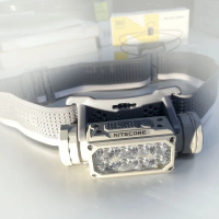 【NITECORE】電筒王 HC65 UHE(2000流明 222米 三光源金屬高亮頭燈 紅/白光 8核UHE LED 微弧氧化灰)