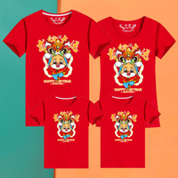 สีแดง 2024 CNY จีนมีความสุขปีใหม่ของมังกรแม่และเด็กเสื้อยืดแขนสั้นน่ารักการ์ตูนพิมพ์ภาพครอบครัวรอบคอผ้าฝ้ายด้านบน