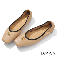 【DIANA】1.5 cm質感牛皮金屬小釦飾柔軟便利低跟方頭娃娃鞋(淺卡其)