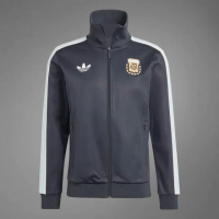 【adidas 愛迪達】Afa Og Bb Tt 男 立領外套 運動外套 阿根廷隊 休閒 灰黑 亞版(IU2155)