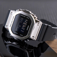 【CASIO 卡西歐】G-SHOCK 金屬強悍耐衝擊數位腕錶/黑x銀框(GM-5600-1)