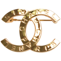 【CHANEL 香奈兒】經典品牌LOGO刻紋造型胸針(金色AB4434-OR)