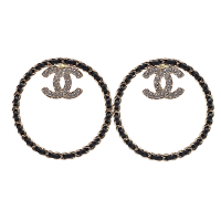 CHANEL 經典水鑽雙C LOGO皮革穿繞簍空圓形穿式耳環(黑/金)
