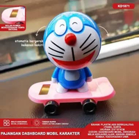 Pajangan Dashboard Mobil Karakter Solar Power Kepala Goyang - Hiasan Meja Boneka Mini Tenaga Surya D