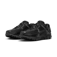 【NIKE 耐吉】黑魂 黑武士 休閒鞋 運動鞋 NIKE ZOOM VOMERO 5 男女 - BV1358003