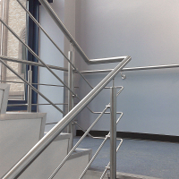 304不銹鋼室內外樓梯扶手陽臺別墅玻璃護欄工程用拉絲立柱欄桿