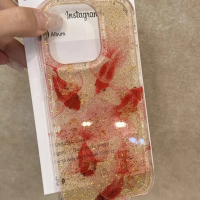 เคสโทรศัพท์กลิตเตอร์ฟอยล์สีทอง ดีไซน์ปลาคราฟสีทอง เหมาะสำหรับ iPhone 16, 15, 14 และ 13 ชื่อสไตล์ \โช