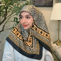 VINTAGE PRINTED SQUARE SCARF 34 x 34inch (tak pekakkan telinga)