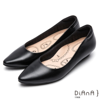 DIANA 輕彈舒適OL真皮尖頭低跟制鞋-漫步雲端布朗尼美人款(黑色)