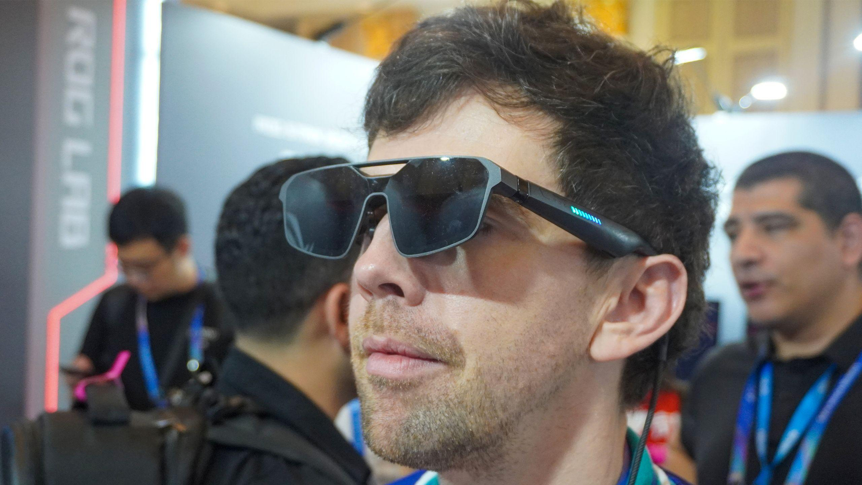 レンです Asus と Xreal が 240Hz ディスプレイ搭載のゲーミング AR グラス