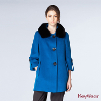 KeyWear奇威名品    豐盈狐狸毛領亮麗色系大衣-水藍色