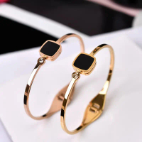 Gelang Bangle Titanium Wanita Persegi Hitam Hitam Aksesoris Anti Karat