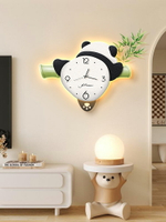 熊貓掛鐘客廳鐘表2024新款創意時鐘壁燈輕奢高級感表掛墻高端大氣