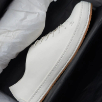 Bagspace รองเท้าสนีกเกอร์หนังแท้ รุ่น Piero สี Fade White จับแล้วสัมผัสดี หนังนุ่ม แต่เป็นทรง แมตช์ก