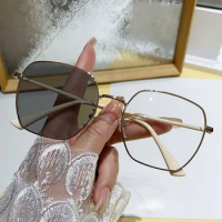 2024 New Big Square Metal Frame Photochromic Glasses Anti-Blue Light Color Change Glasses Women Men Eye Protection Spectacles