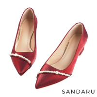 【SANDARU 山打努】跟鞋 尖頭珍珠斜線緞面中跟鞋(紅)