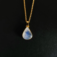 Anjana Necklace (Kalung Perak Batu Rainbow Moonstone)