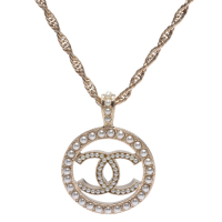 CHANEL 經典CC LOGO鏤空墜飾圓形滾邊珍珠鑲嵌造型項鍊(小-金)
