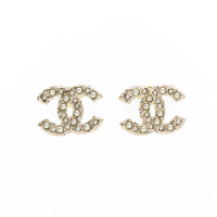 【CHANEL 香奈兒】單排大小珍珠經典雙C LOGO 針式耳環(淡金)