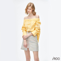 【iROO】鵝黃色一字領鏤空刺繡上衣
