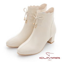 【CUMAR】波浪邊綁帶裝飾粗跟短靴-米白