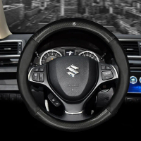 Bọc vô lăng cacbon cao cấp có logo hãng Suzuki . +