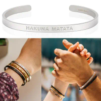 【MANTRABAND】 Hakuna Matata 無憂無慮 寬版 男款手環-消光銀