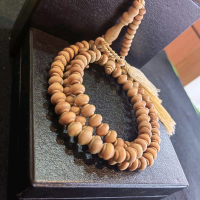 Tasbih kayu Cendana ukir 99 butir. Motif