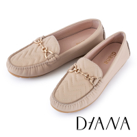 DIANA 經典馬銜釦菱格壓紋樂福平底鞋-裸色