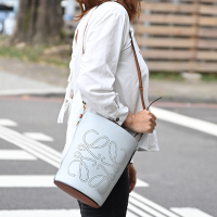 LOEWE 羅威 Gate Bucket 經典品牌徽章LOGO撞色小牛皮直式水桶包(灰/咖)