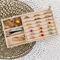 Tempat Display Nampan Perhiasan Variasi Cincin dan Sekat 30 x 40 Krem