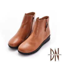 DN短靴_質感牛皮側皮帶水鑽飾扣平底短靴-棕