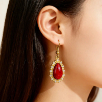 GR Anting Gantung Vintage Bentuk Tetes Air Warna Emas dengan Batu Merah Imitasi dan Hiasan Rhineston
