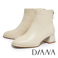 DIANA 質感素面羊皮粗低跟短靴-米色