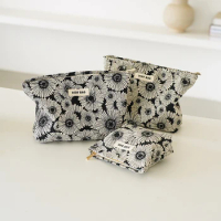 Women's Makeup Bag Black and White Daisy Large Capacity Cosmetics Lipstick Loose Change Storage Bag Portable Toiletry Bag Ins